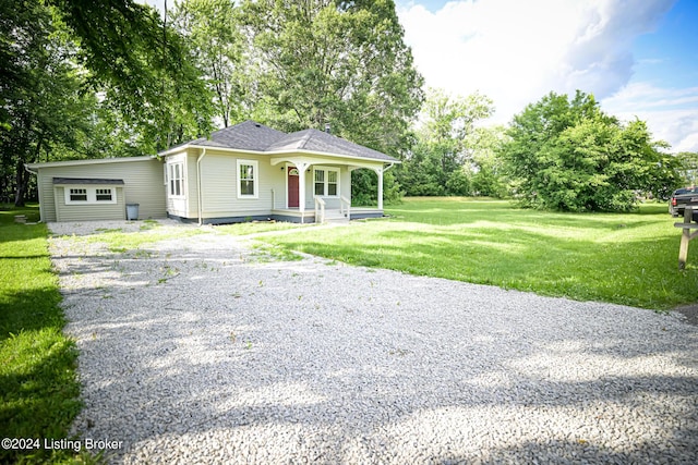 view of front facade with a front yard