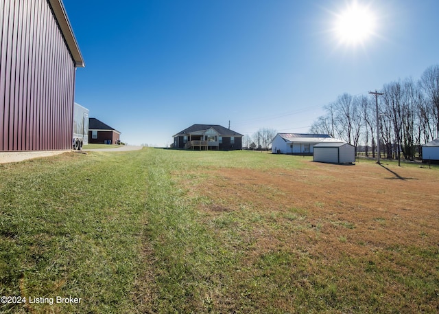 view of yard with an outbuilding