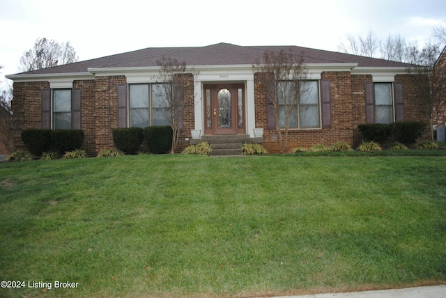 view of front of home with a front lawn