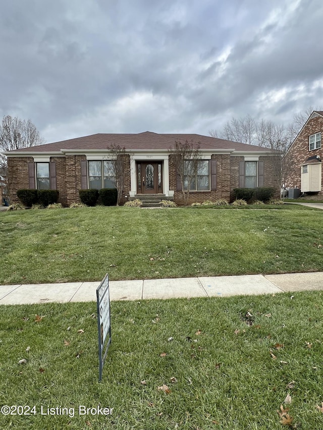 view of front of house featuring a front lawn