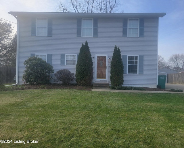 colonial house featuring a front lawn