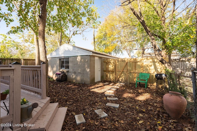 view of yard featuring an outbuilding