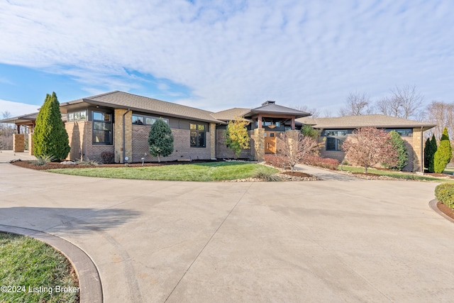 view of front of home featuring a front lawn