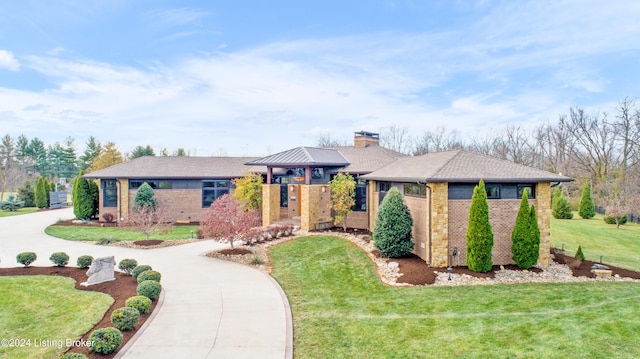 view of front of home featuring a front yard