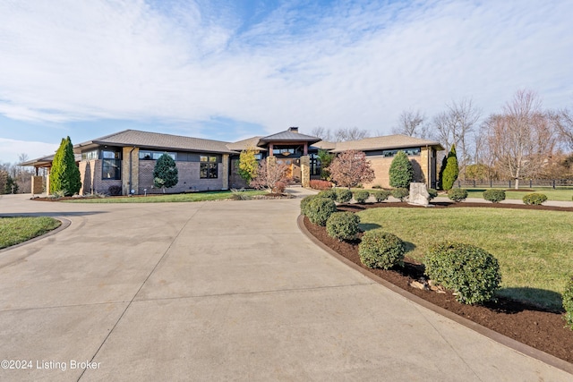 view of front of property featuring a front lawn