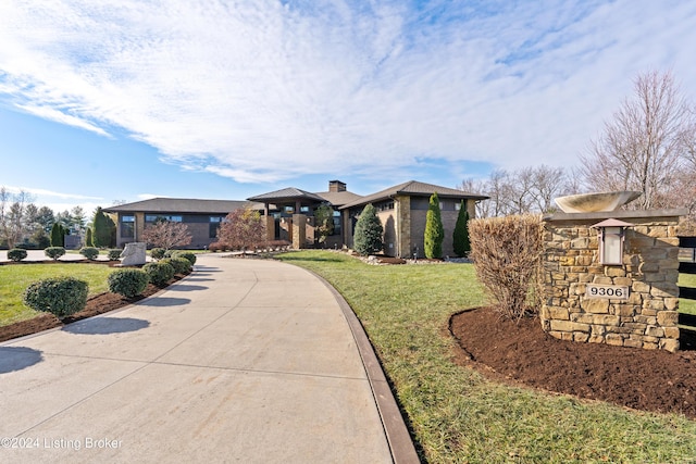 view of front of home with a front lawn