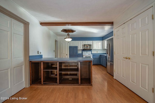 kitchen featuring hanging light fixtures, stainless steel appliances, light hardwood / wood-style flooring, kitchen peninsula, and white cabinets