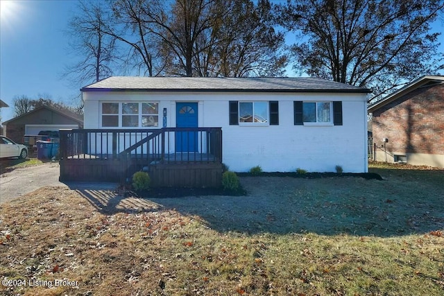 view of front of house featuring a front lawn