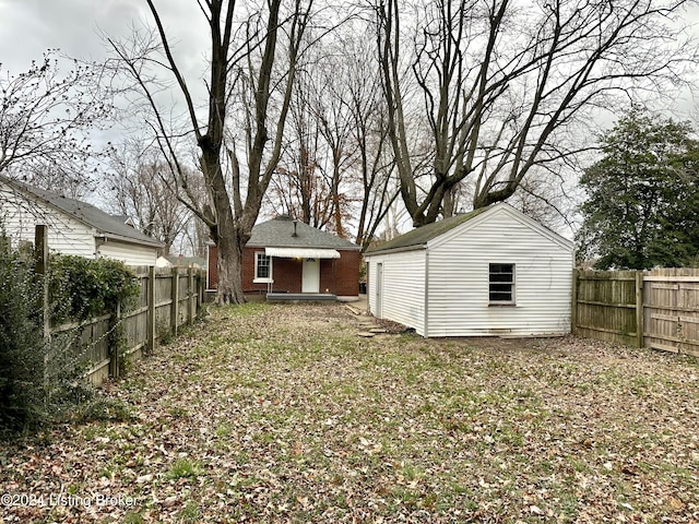 view of yard featuring a storage unit