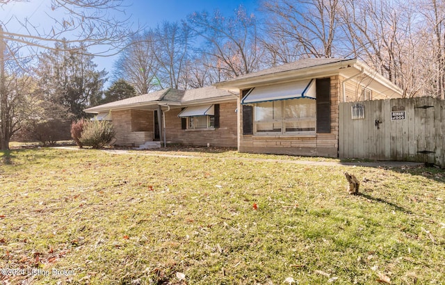 ranch-style home featuring a front lawn