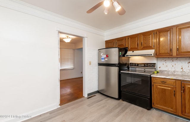 kitchen with light wood-type flooring, black range with electric cooktop, ceiling fan, crown molding, and stainless steel refrigerator