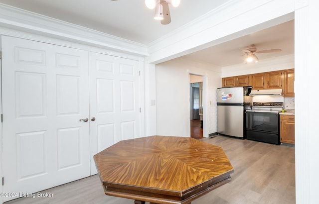 kitchen featuring ceiling fan, white range with electric cooktop, stainless steel fridge, light wood-type flooring, and ornamental molding