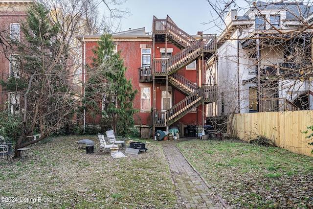 view of yard featuring a fire pit