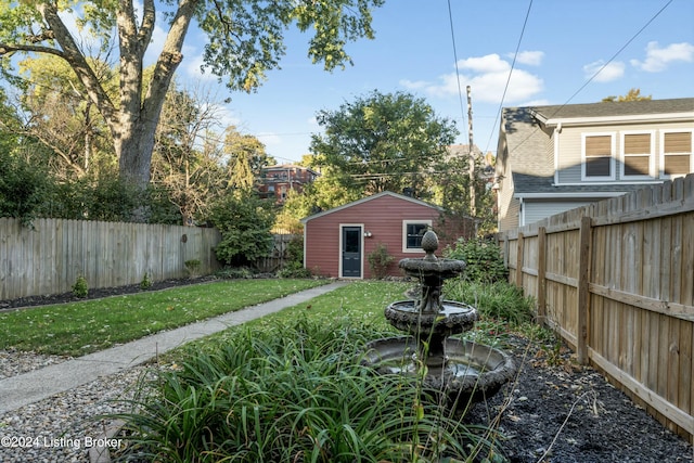 view of yard featuring an outbuilding