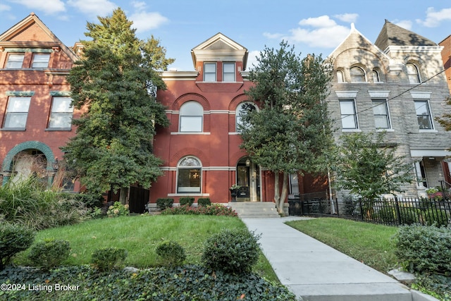 view of front of property with a front lawn