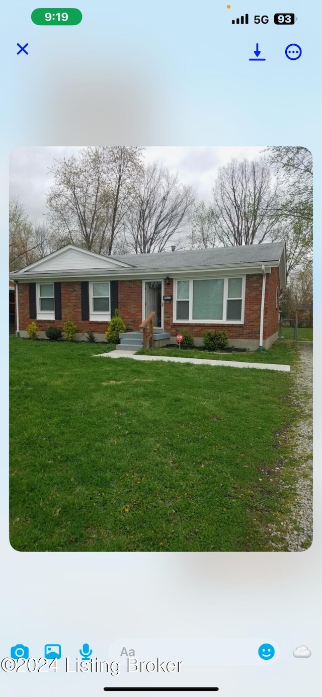 single story home featuring a front yard