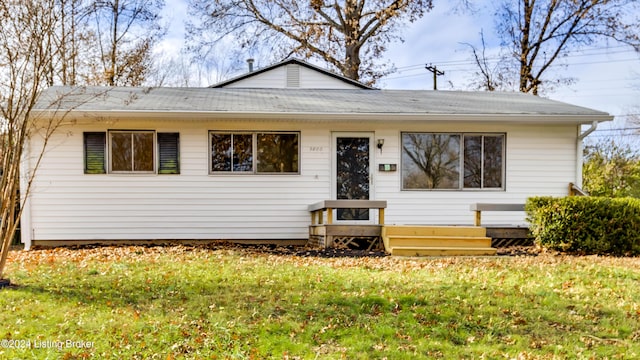 view of front facade with a front yard