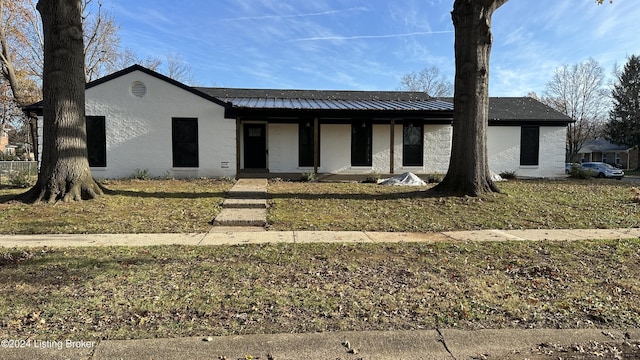 view of front of property featuring a front yard