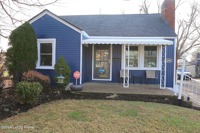 view of front of house featuring a front lawn