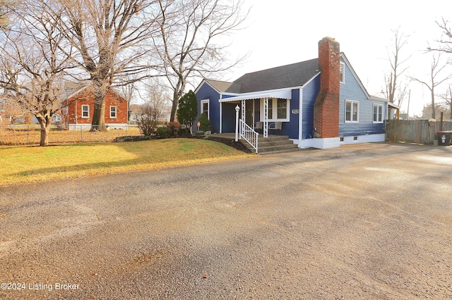 view of front of property with a front yard