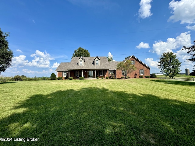 view of front facade featuring a front lawn