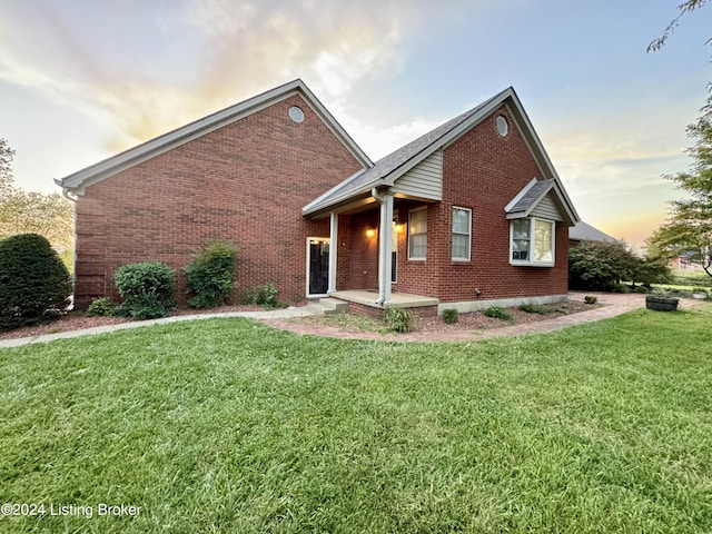 view of front of house featuring a lawn