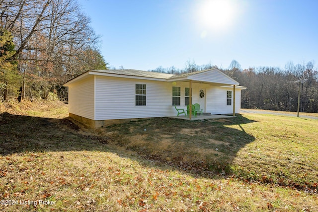 view of front of property featuring a porch and a front yard