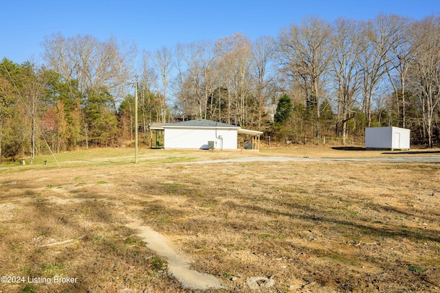 view of yard featuring an outdoor structure