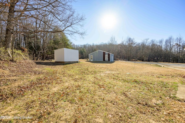 view of yard featuring an outbuilding