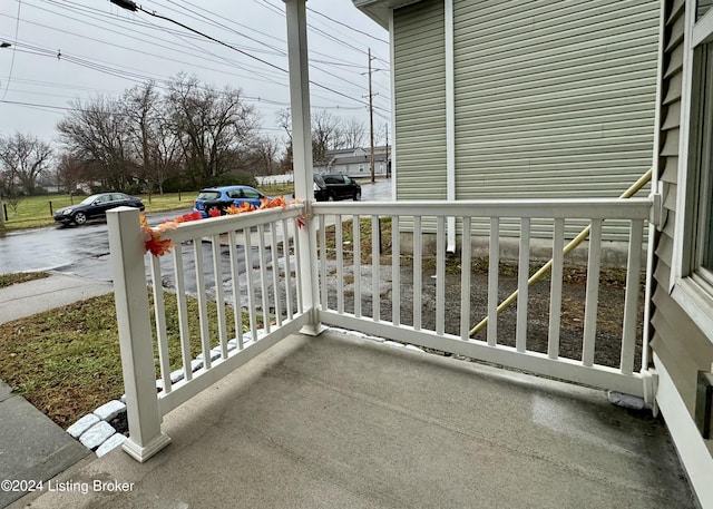 balcony featuring covered porch