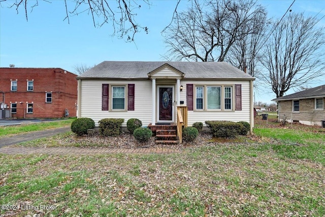 view of front of property featuring a front lawn