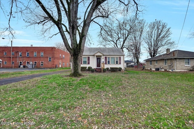 view of front of house with a front lawn