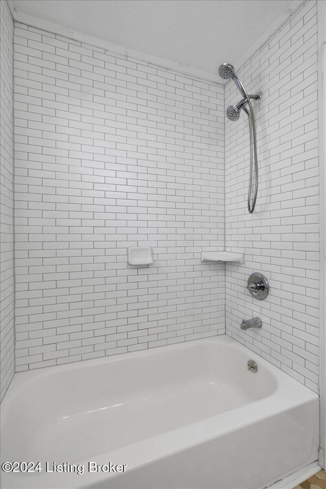 bathroom featuring tiled shower / bath combo