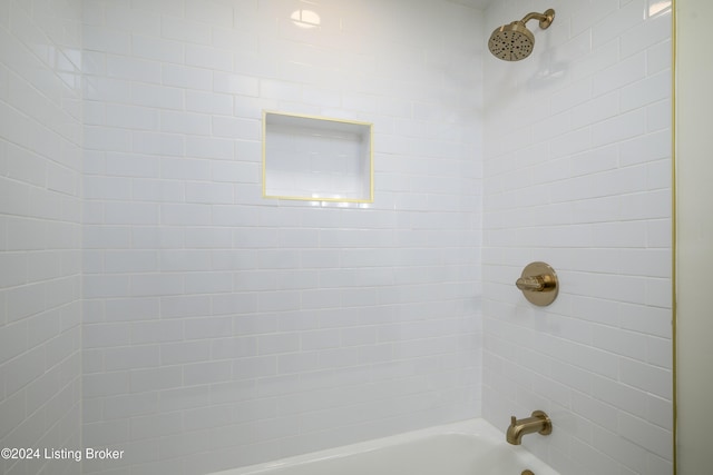 bathroom with tiled shower / bath combo