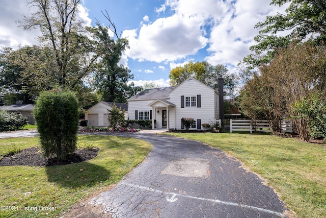 view of front of property featuring a front yard