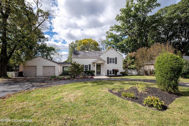 view of front of property featuring a front yard and a garage