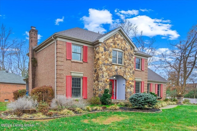 view of front of house featuring a front lawn