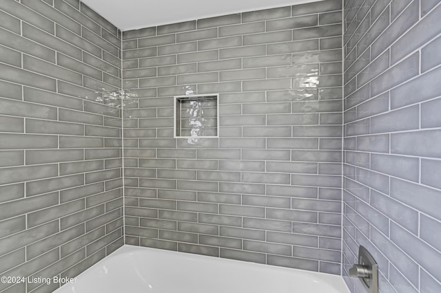 bathroom featuring tiled shower / bath combo