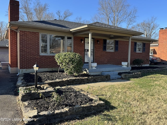 view of front of property featuring a front yard and a porch