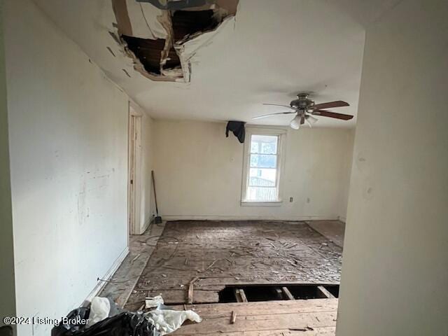 empty room with ceiling fan