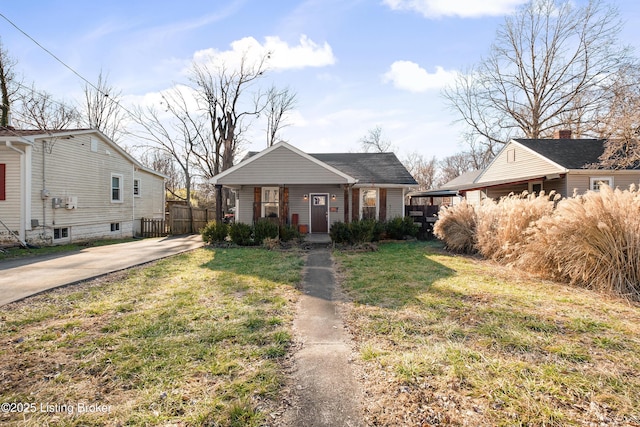 view of front of house featuring a front lawn