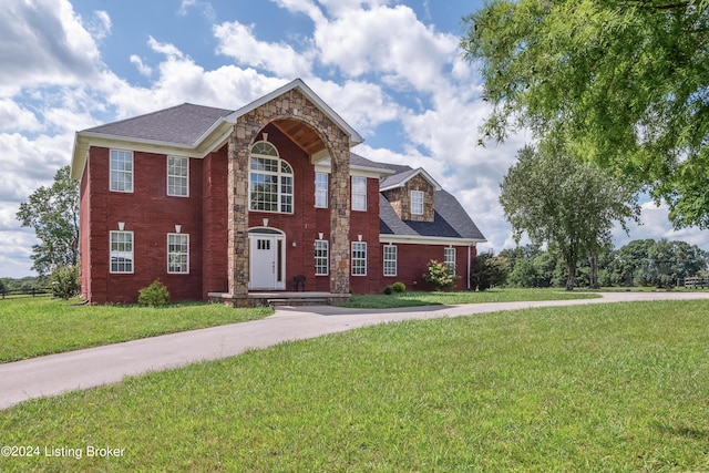 view of front facade with a front lawn