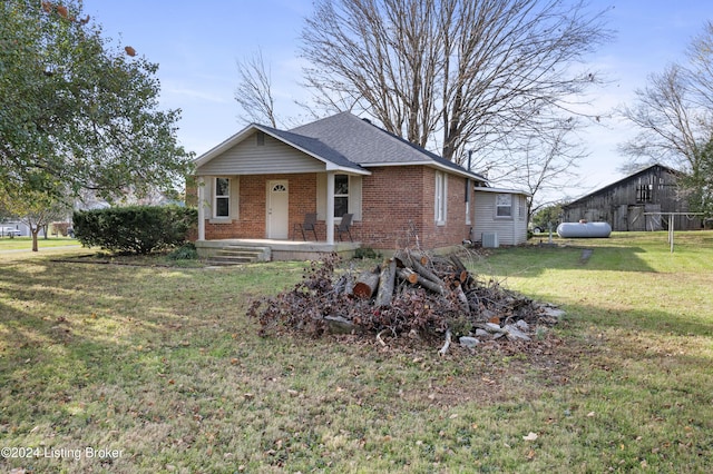 view of front of home with an outbuilding and a front yard