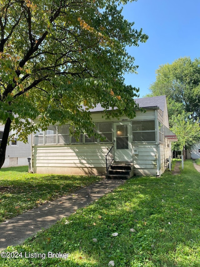 view of front facade with a front lawn