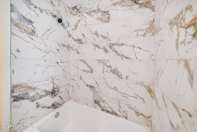 bathroom with tiled shower / bath