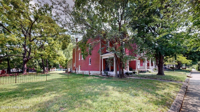 view of front of property featuring a front yard