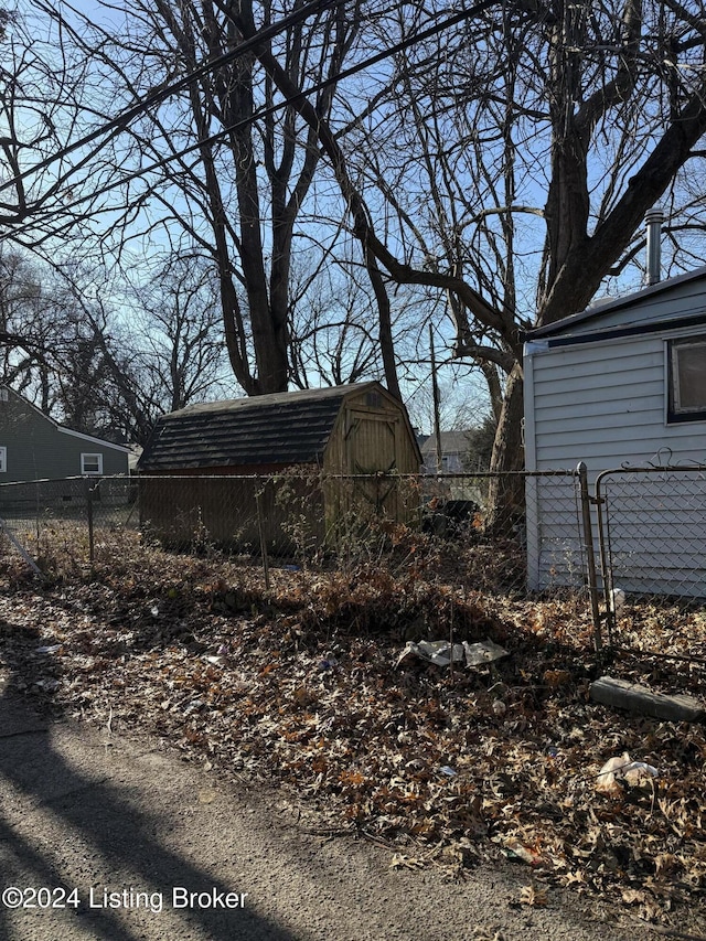 view of yard with a storage shed