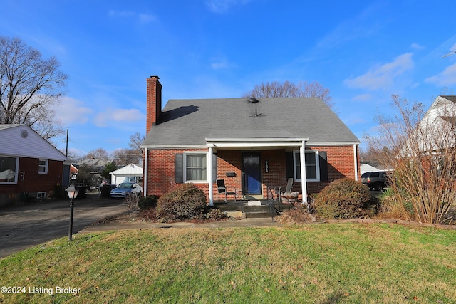 view of front of house featuring a front lawn