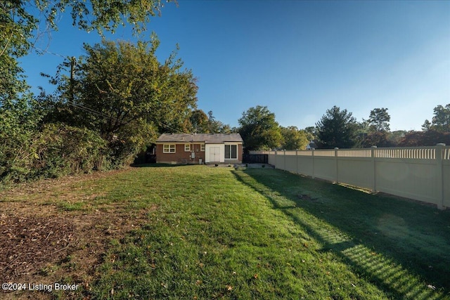 view of yard with an outbuilding