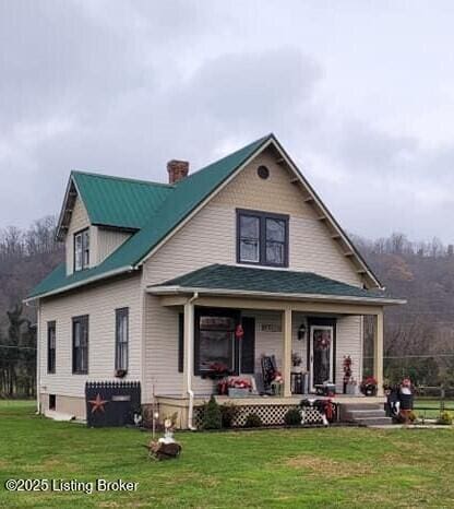 view of front of house featuring covered porch and a front lawn